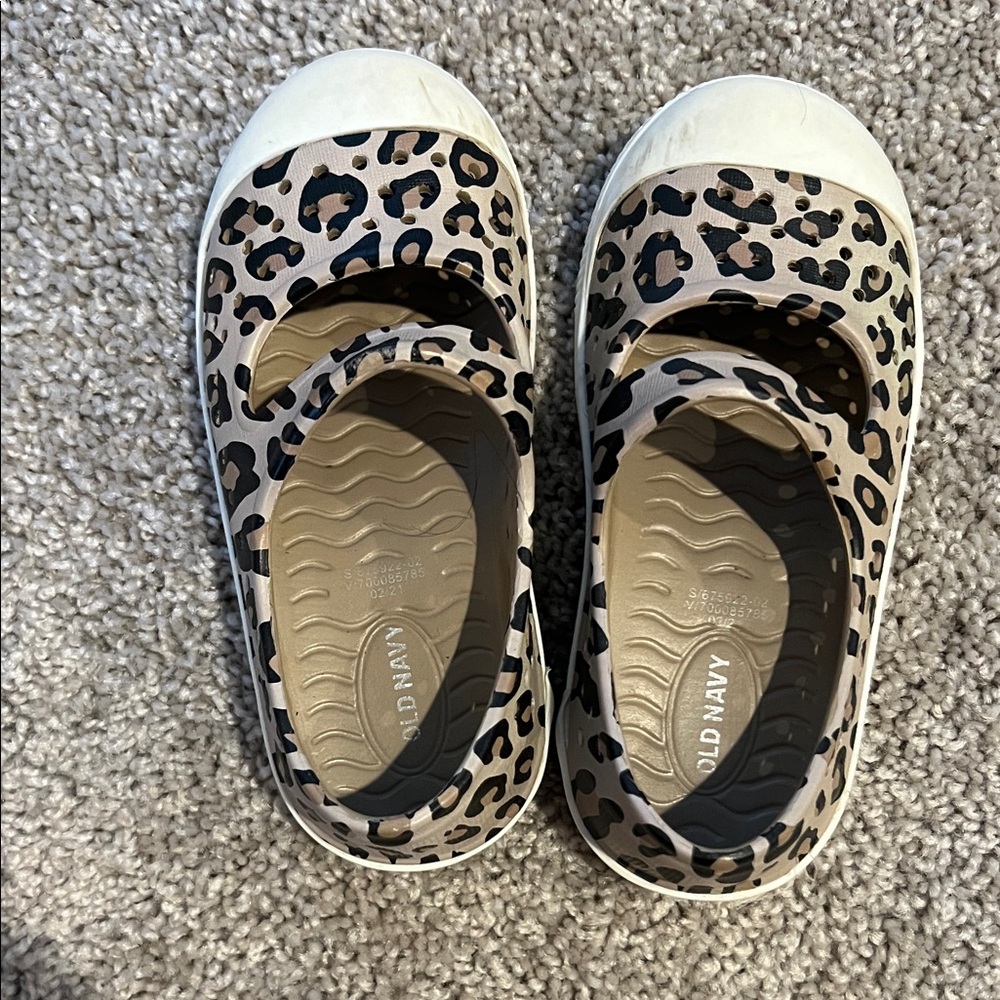 Old Navy Kids Cheetah Print Water Shoes